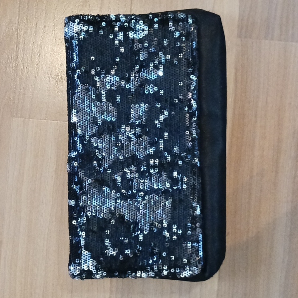 Sequin clutch